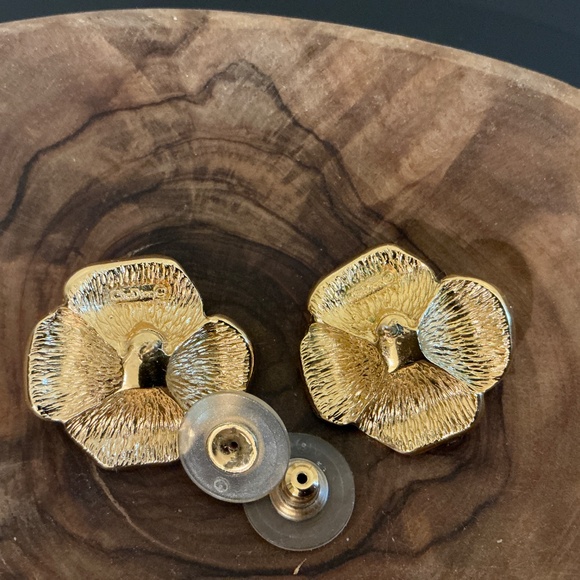 Christian Dior Vintage Earrring Gold tone Pearl Flower - Picture 2 of 3